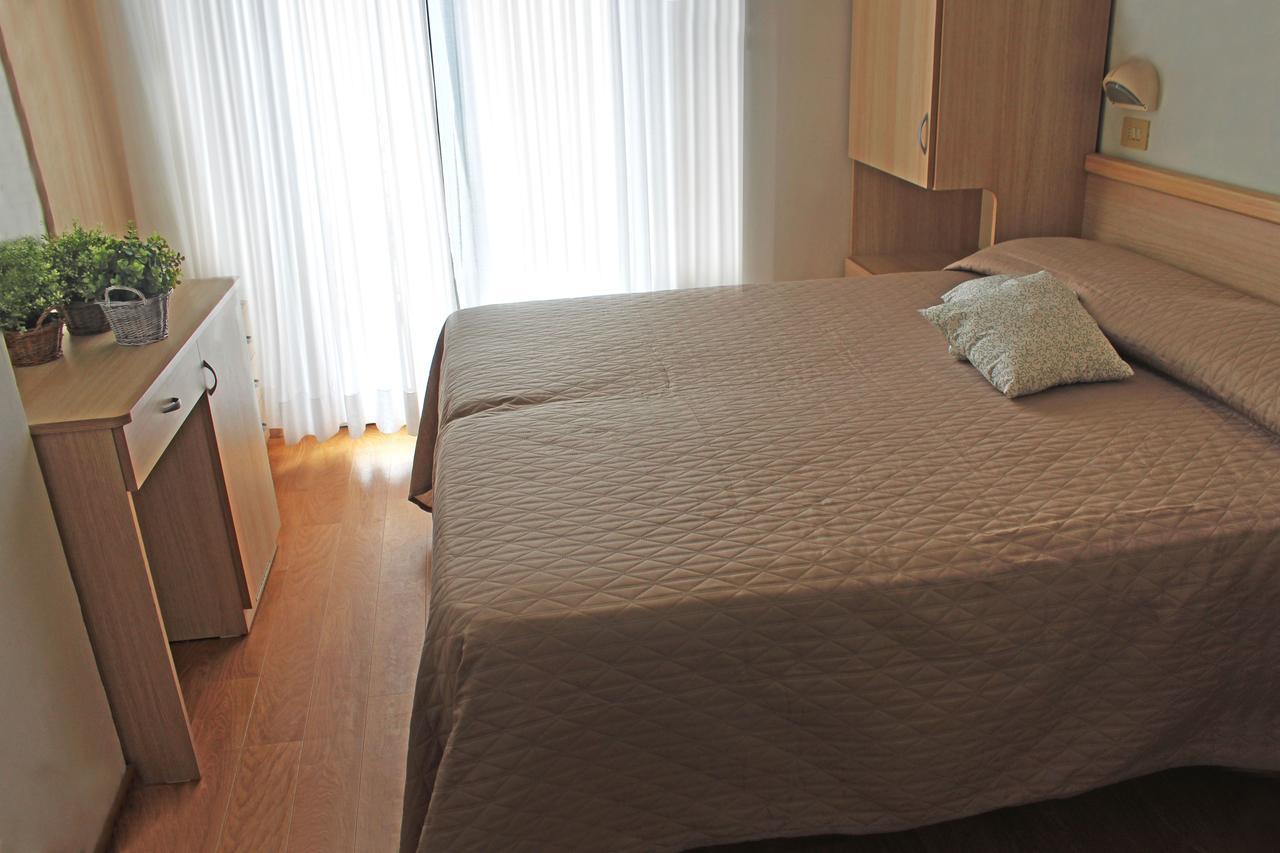 Hotel Lungomare Каттолика Экстерьер фото